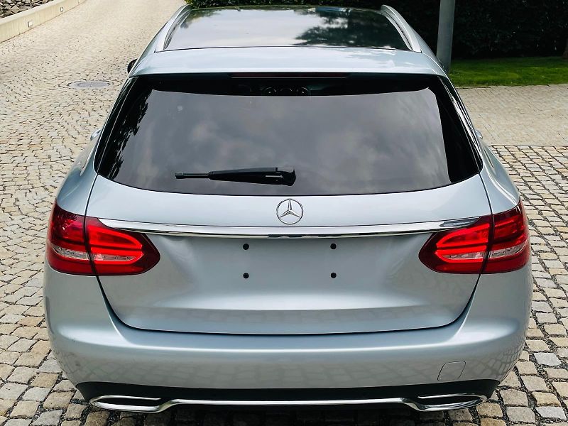 Mercedes-Benz Třídy C 220D MANUÁL VÝHŘEV SENZORY LED - fotka 14 z 52