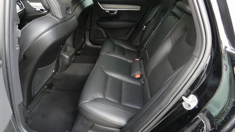 Volvo V90 B4 AWD Diesel Momentum - fotka 19 z 23