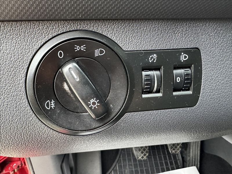 Volkswagen Caddy 1,6 TDI MAXI 7míst Webasto - fotka 29 z 50