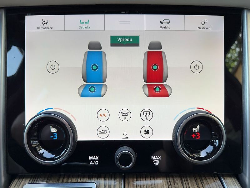 Land Rover Range Rover 4.4 SDV8 VOGUE, PANORAMA, VZDU - fotka 19 z 32