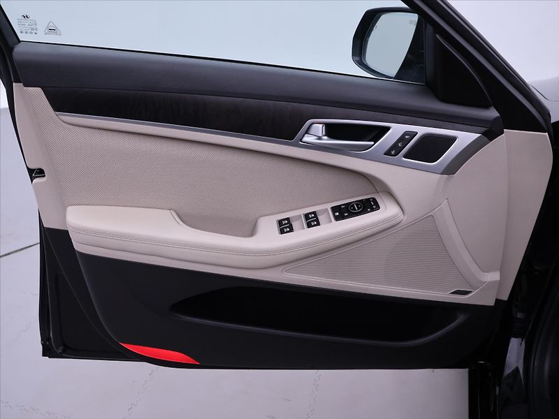Hyundai Genesis 3,8 V6 232kW Exclusive 4x4 CZ - fotka 10 z 40