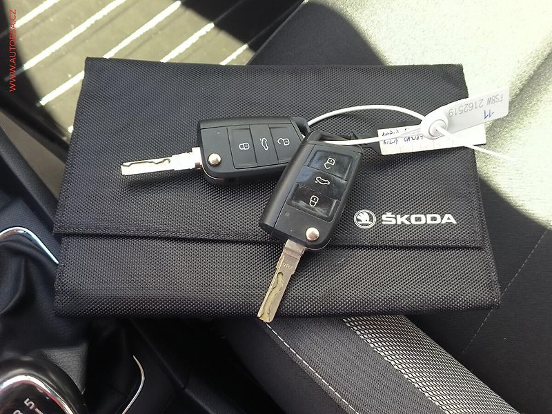 Škoda Rapid (2018) 1.0 TSI, ČR, AC, výhřev sed - fotka 16 z 16