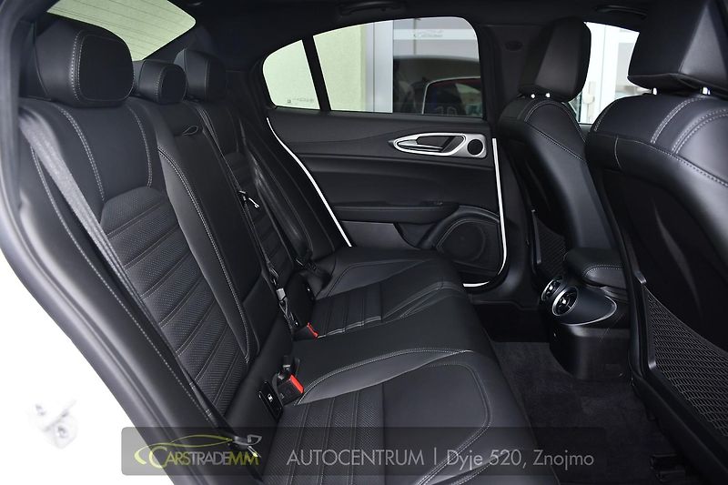Alfa Romeo Giulia 2.0T 16V 206kW VELOCE AT8 Q4 - fotka 18 z 49