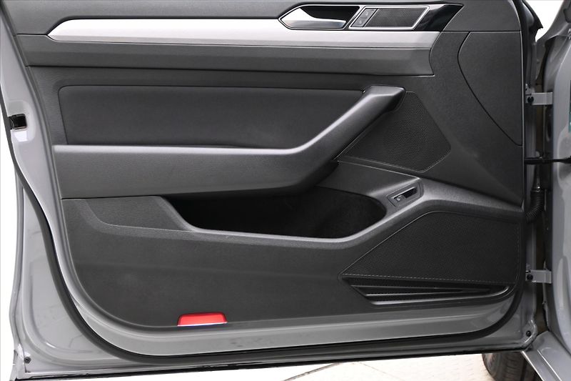 Volkswagen Passat 2,0 TDI 110kW DSG Business Zár - fotka 25 z 31