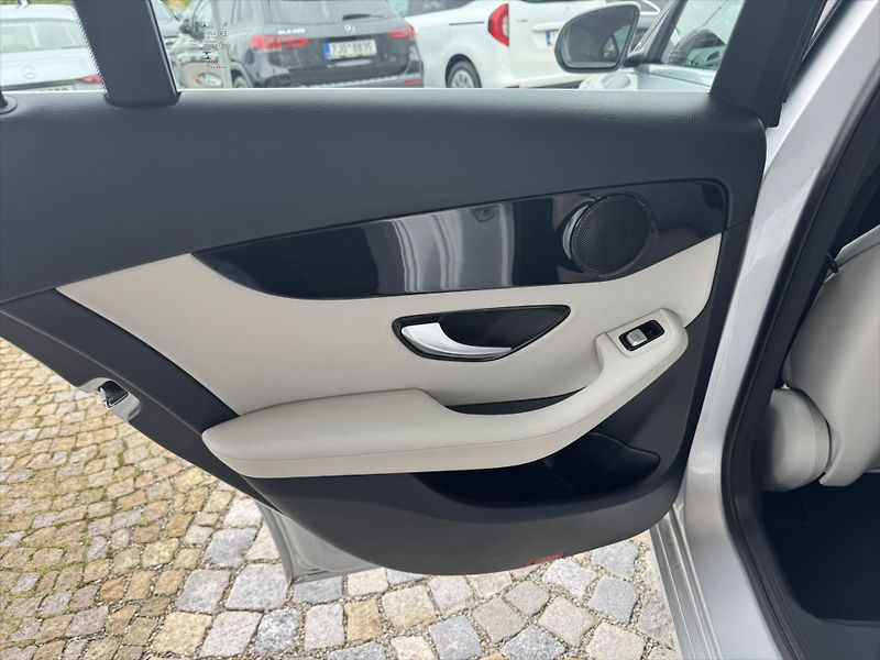 Mercedes-Benz Třídy C C 180 - fotka 15 z 23