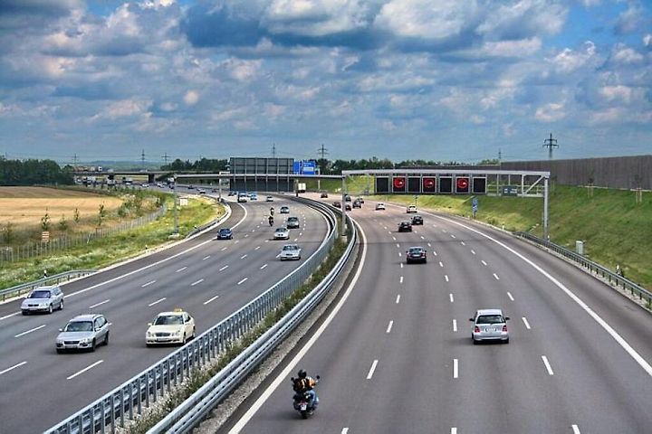 Na dálnicích v České republice elektroauta jezdí zdarma, bez známky. zdroj: Wikimedia Commons, Rl91, CC BY-SA 3.0