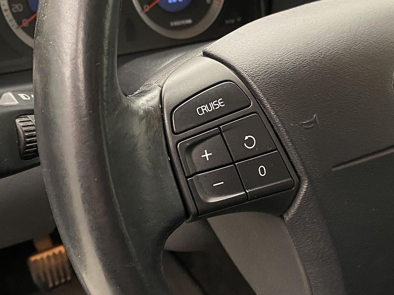Volvo XC70 D5 AWD MOMENTUM - fotka 19 z 36