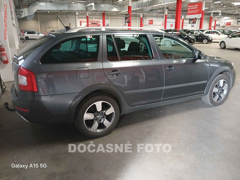 Škoda Octavia (2012) 2.0TDi 4x4, servis.kniha - fotka 2 z 3