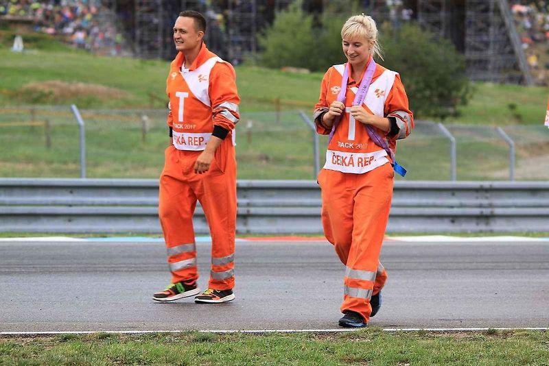 Kristýna Bíla je jednou z traťových komisařek na brněnském okruhu. Na snímku s motocyklovou legendou Valentinem Rossim.