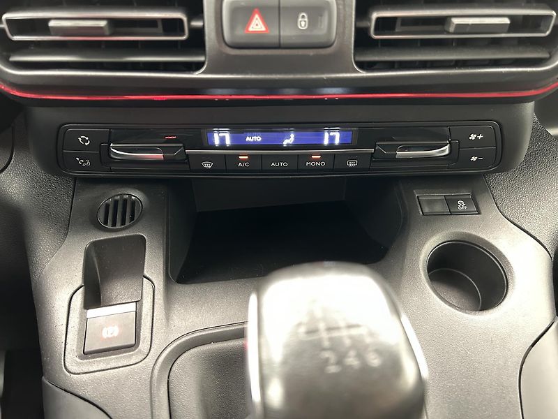 Opel Combo 1.5 CDTI Smile 7 Míst - fotka 24 z 29