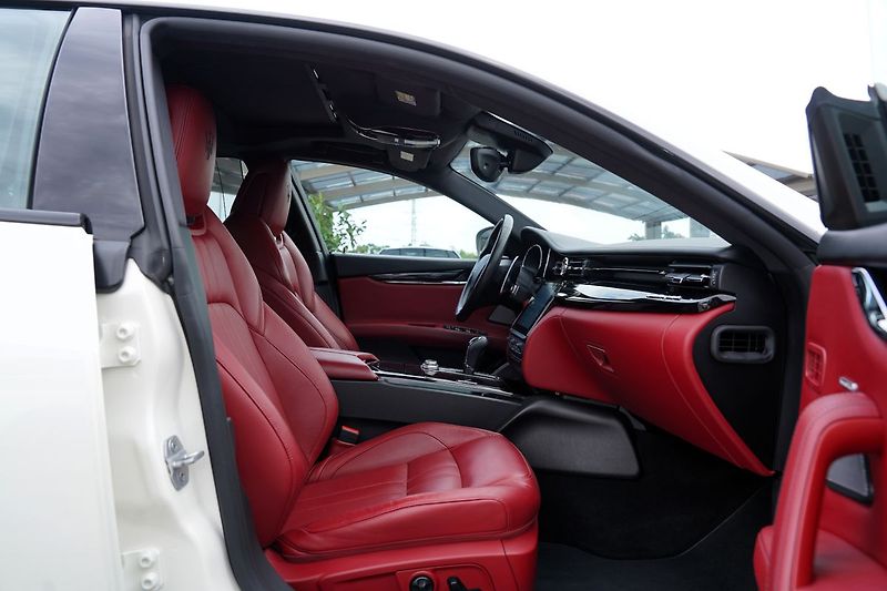 Maserati Quattroporte S Q4 3.0i V6/410 PS/automat/B& - fotka 26 z 50
