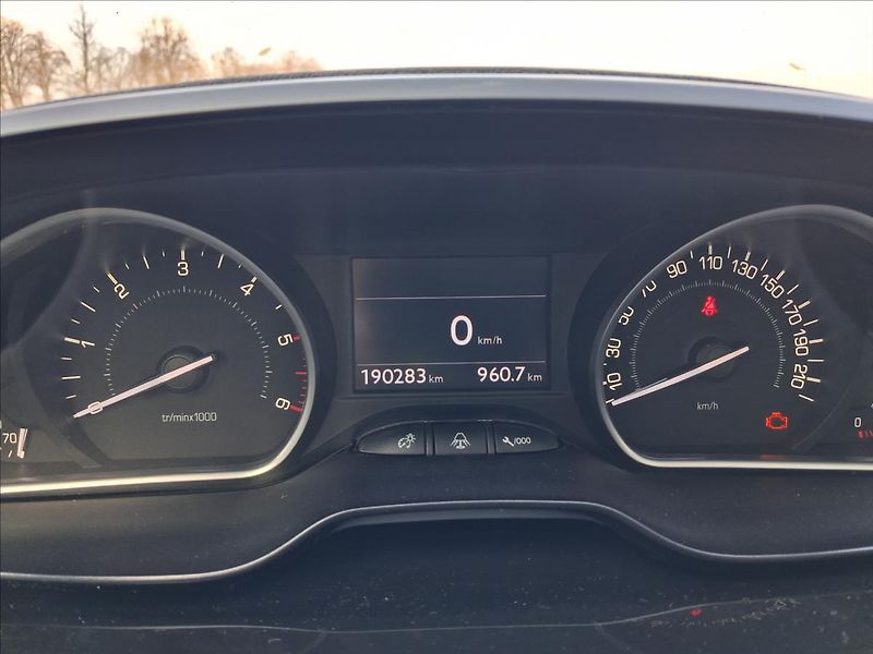 Peugeot 208 1,6 Hdi 84 kw, 6 kvalt - fotka 11 z 13
