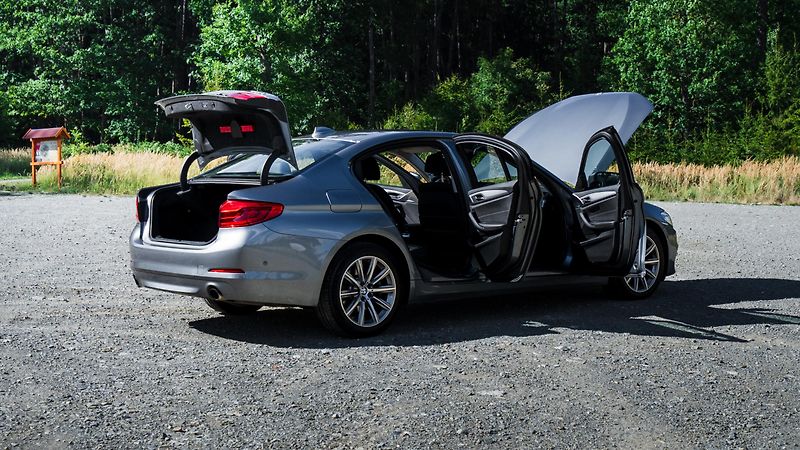 BMW Řada 5 (2017) BMW 520d xDrive Limousine - fotka 41 z 43