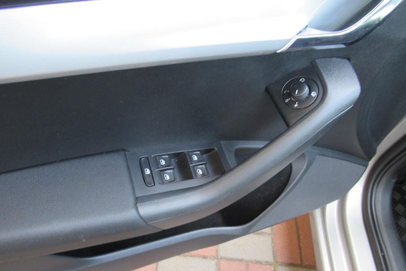 Škoda Octavia 2.0 TDi AUT.KLIMA NAVIGACE - fotka 18 z 21