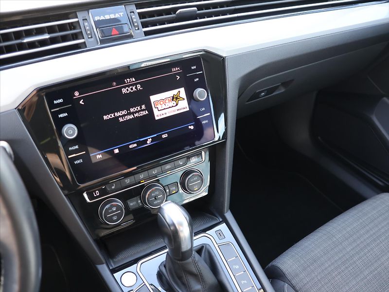 Volkswagen Passat 2,0 TDI 140kW DSG LED Aut.klim - fotka 21 z 34