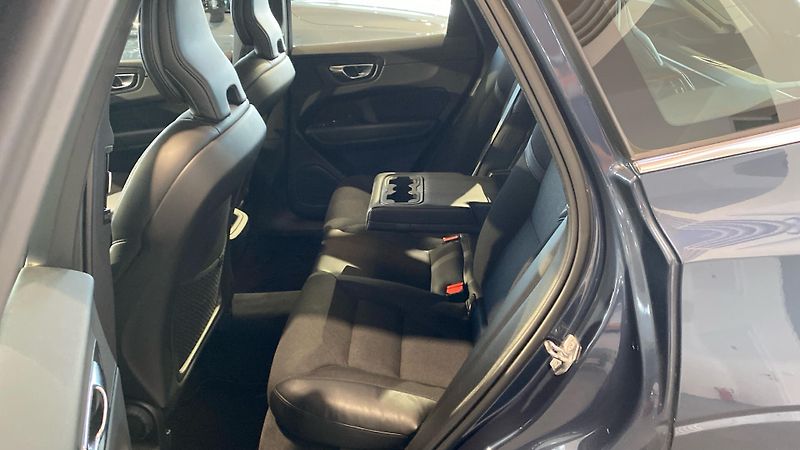 Volvo XC60 MOMENTUM PRO, B4 AWD, 145+10 k - fotka 10 z 26