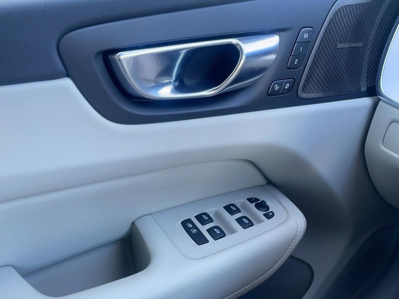 Volvo XC60 (2026) PLUS BRIGHT B5 AWD 360°KAMERA - fotka 11 z 19