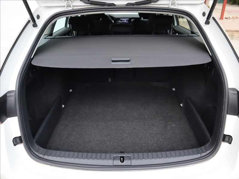 Škoda Octavia 2,0 TDi Style Virtual LED - fotka 28 z 35