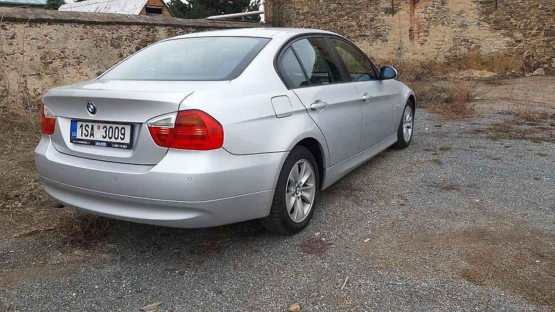 Přední část jakoby byla z většího vozu, než ta zadní. Tuto asymetrii ale BMW dotáhlo do extrému až u některých kusů jedničkové řady.