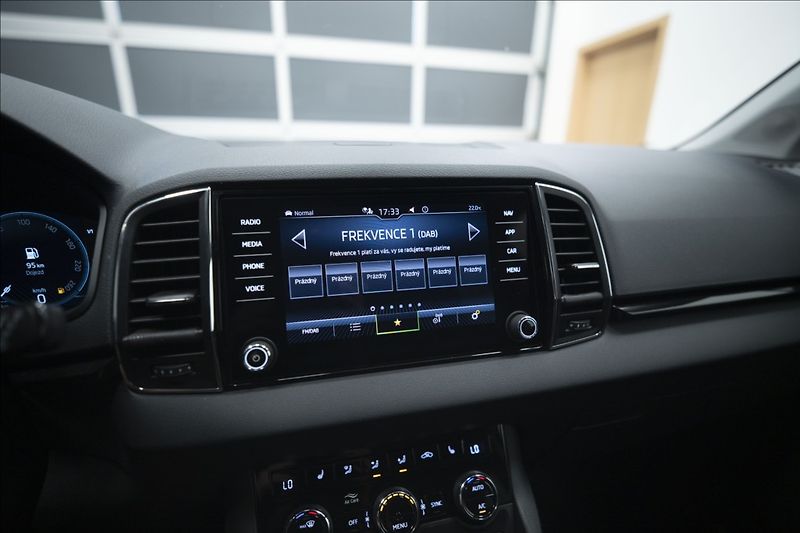 Škoda Karoq 2,0 TDI DSG 4x4 NAVI KAMERA ČR - fotka 23 z 40