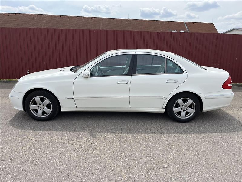 Mercedes-Benz Třídy E 3,2 i E320 AUT 165KW 4MATIC AC - fotka 4 z 34
