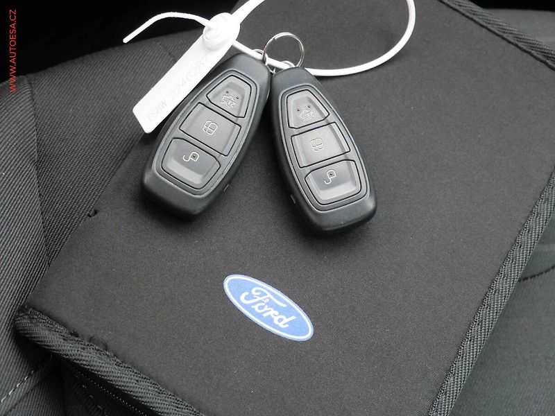 Ford Focus (2014) 1.6 TDCi, ČR, AC, TZ, park - fotka 18 z 20