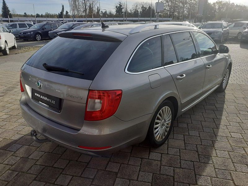 Škoda Superb (2011) 2.0 TDi Elegance - fotka 4 z 37