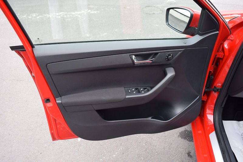 Škoda Fabia (2016) 1.2TSI 66kw ED. JOY TAŽNÉ APP  - fotka 19 z 49