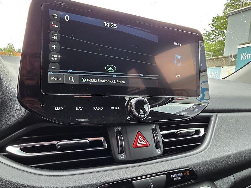 Hyundai i30 1.5-1.MAJITEL-NAVI-KAMERA - fotka 24 z 26