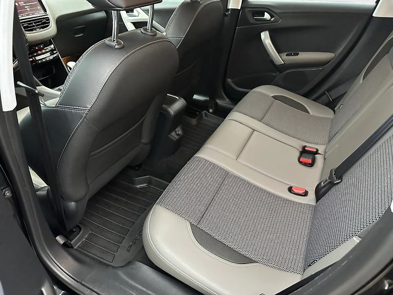 Peugeot 2008 (2017) Allure 1.6Hdi 88kw - fotka 10 z 24