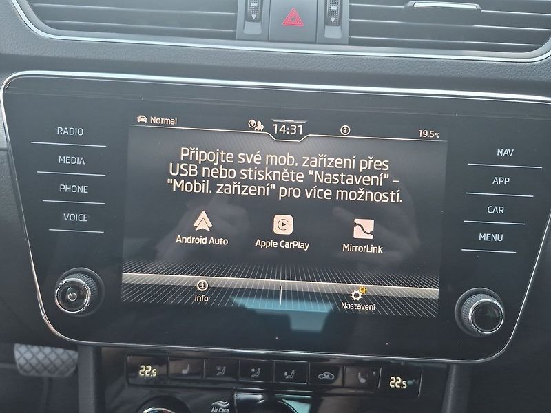 Škoda Superb Combi 2.0 TSI DSG Style+ 140 k - fotka 18 z 25