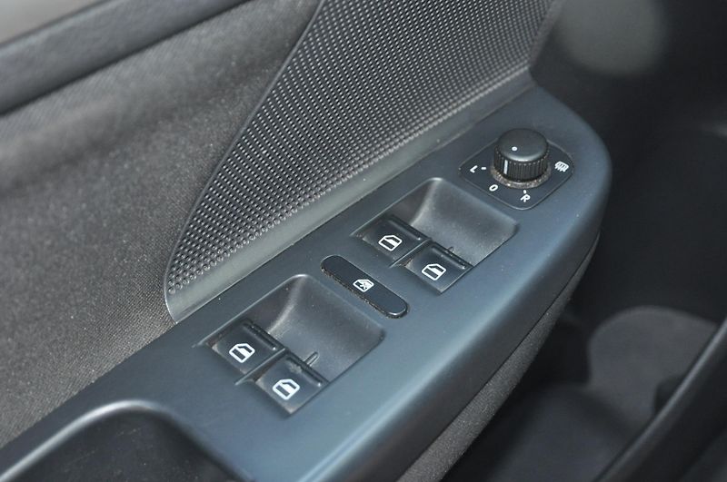 Volkswagen Golf VI 1.6TDi 77kW KOMBI - fotka 13 z 17