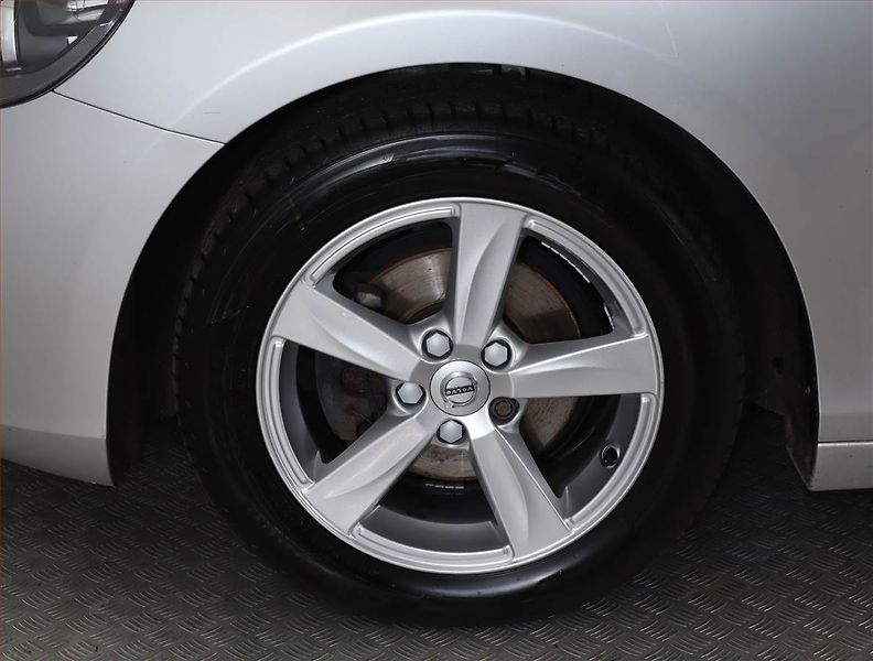 Volvo V40 (2016) 2.0 D2, Serv.kniha - fotka 14 z 16