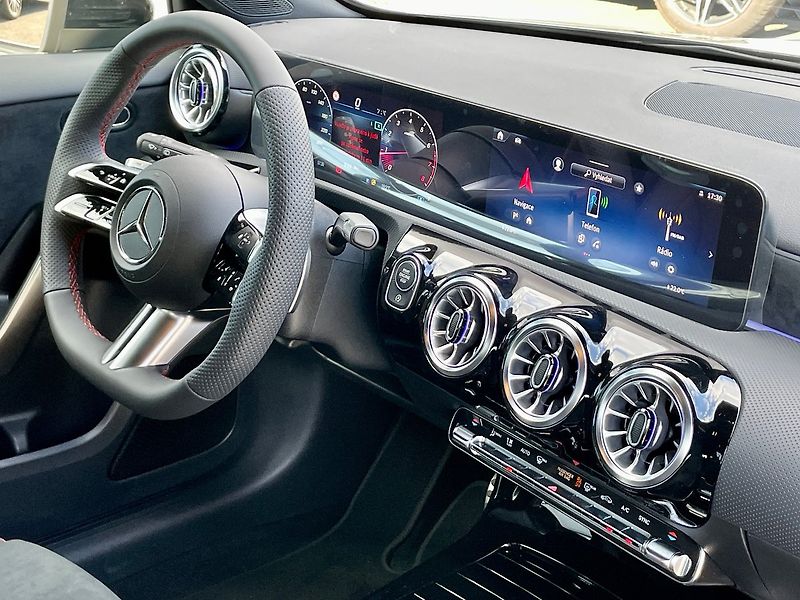 Mercedes-Benz Třídy A 180 Linie AMG - fotka 14 z 23