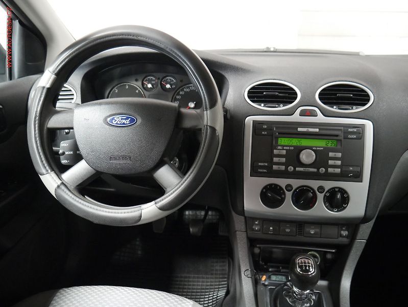 Ford Focus (2006) 2.0 TDCi, AC, výhřev sed - fotka 13 z 17