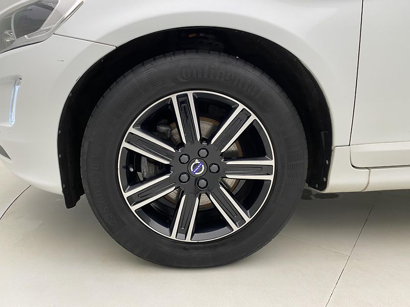Volvo XC60 D4 AWD MOMENTUM REZERVACE - fotka 32 z 43