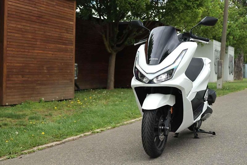 V loňském roce prošla Honda PCX modernizací, vylepšila motor, brzdy i kapotáž.
