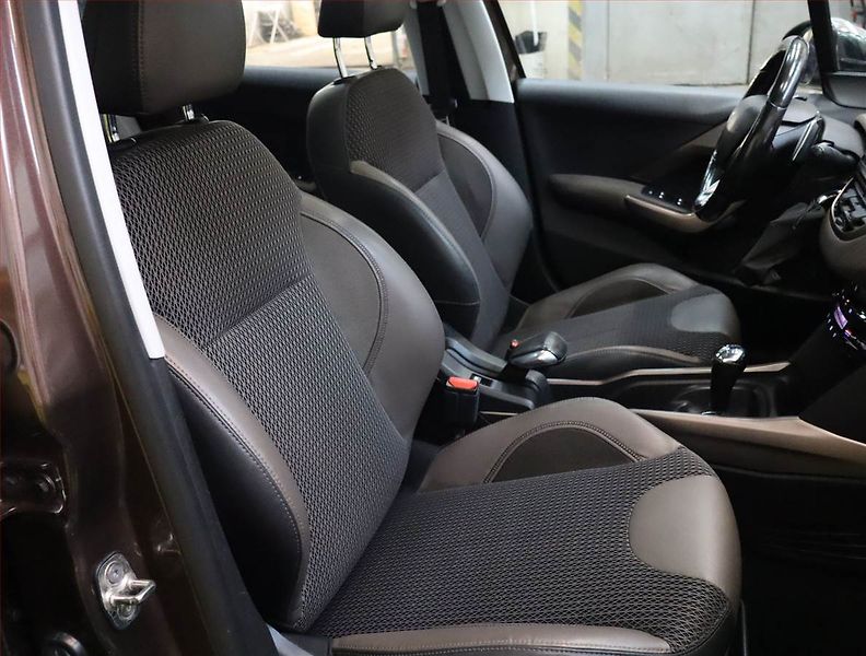 Peugeot 2008 (2013) 1.6 e-HDi, Automat, Navi - fotka 9 z 22