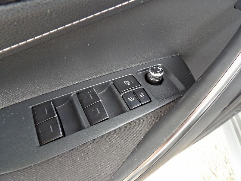 Toyota Corolla 1.8Hybrid Business Navi Kamera - fotka 17 z 28