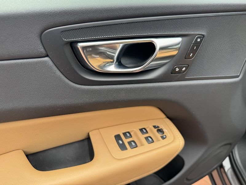 Volvo XC60 (2021) 2.0D B4 AWD Inscription - fotka 30 z 47