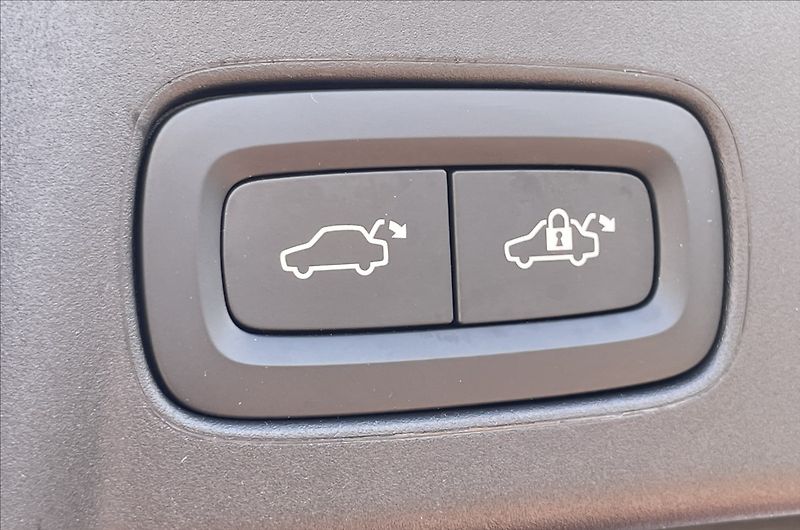 Volvo V90 2,0 i,145kW,MHEV core,STK 4/28 - fotka 19 z 19