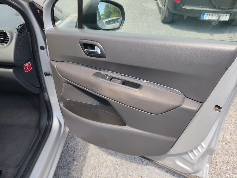 Peugeot 5008 1.6 HDI  - fotka 16 z 20