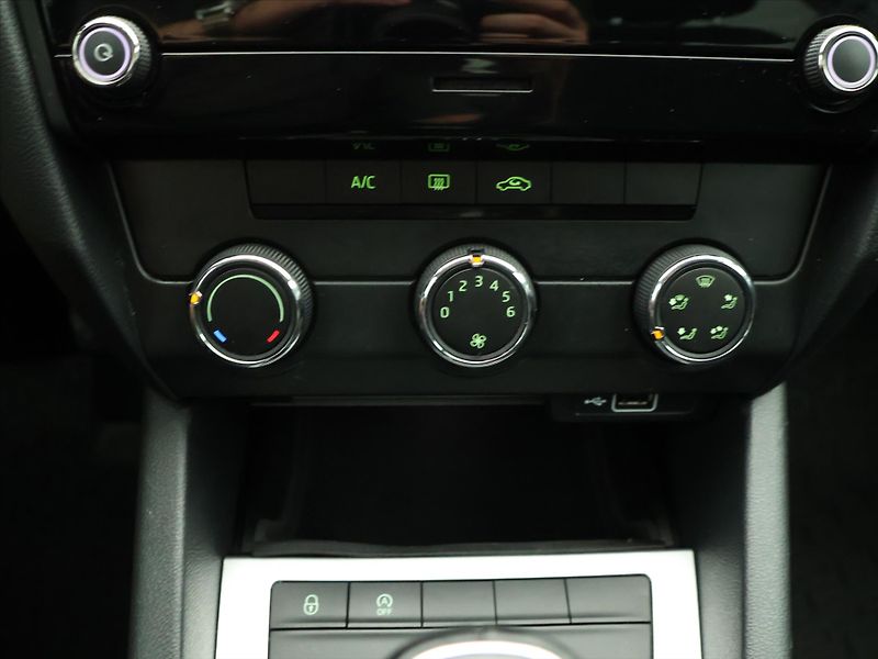 Škoda Octavia 1.6 TDI 85kW Ambition CZ - fotka 21 z 31