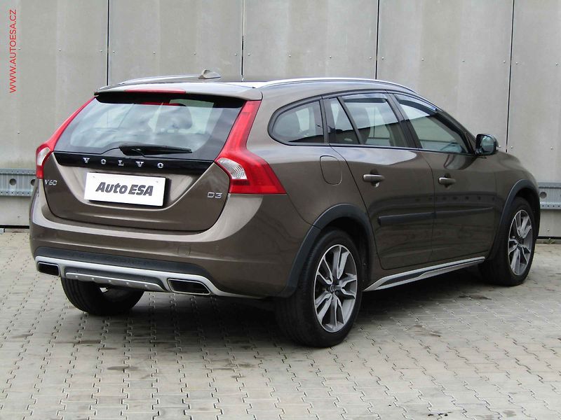 Volvo V60 (2017) 2.0 D, 1.maj, Cross Country - fotka 4 z 20