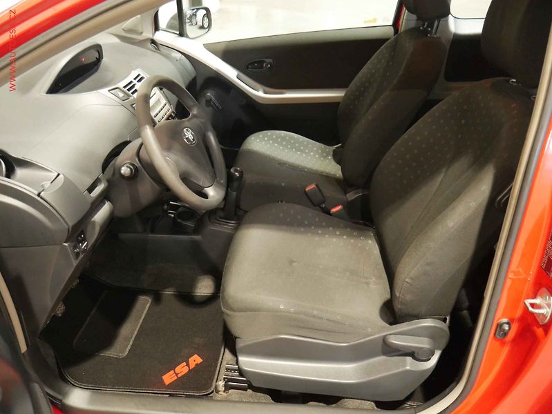 Toyota Yaris (2007) 1.0i, ČR, Klima - fotka 9 z 16