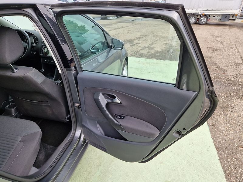 Volkswagen Polo Comfortline 1.4 - fotka 25 z 34