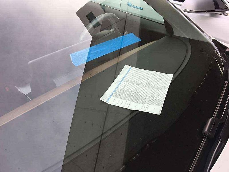 Parkoviště odložených elektromobilů Tesla.