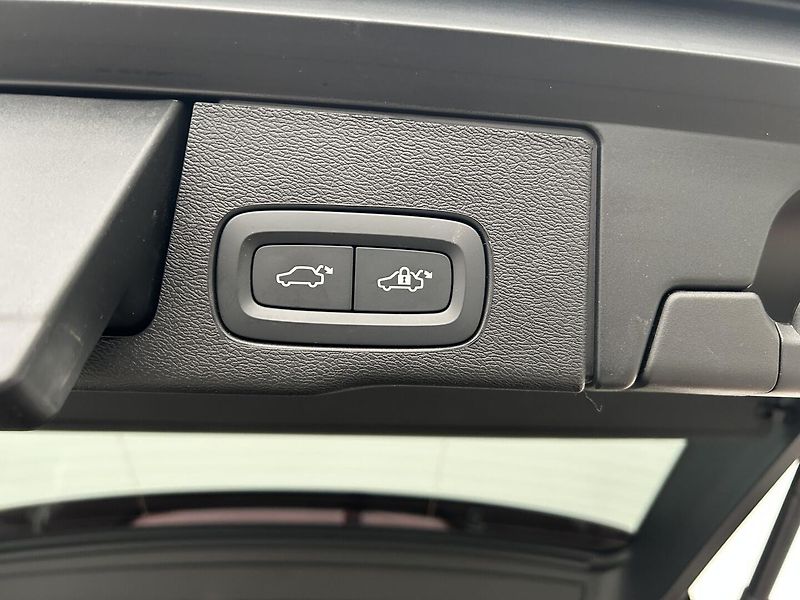 Volvo XC60 2.0 B5 4x4 PLUS DARK - fotka 29 z 30