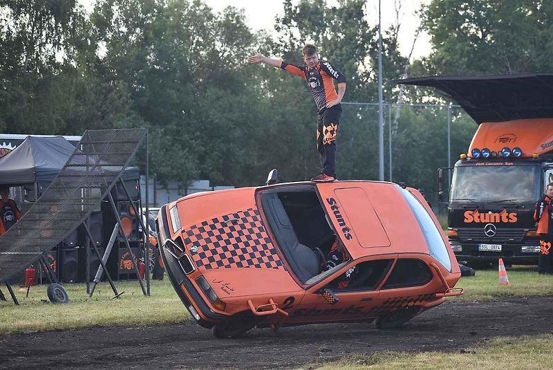 Kaskadéři z Flott Cascaders team předvedli v Bruntále své klasické autorodeo 25. června. V České Vsi vystoupí 28. června a v Bludově 1. července.