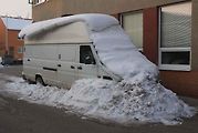 Před jízdou je třeba auto důkladně zbavit sněhové pokrývky.